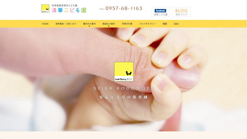 赤ちゃんの手を握るお父さんの画像